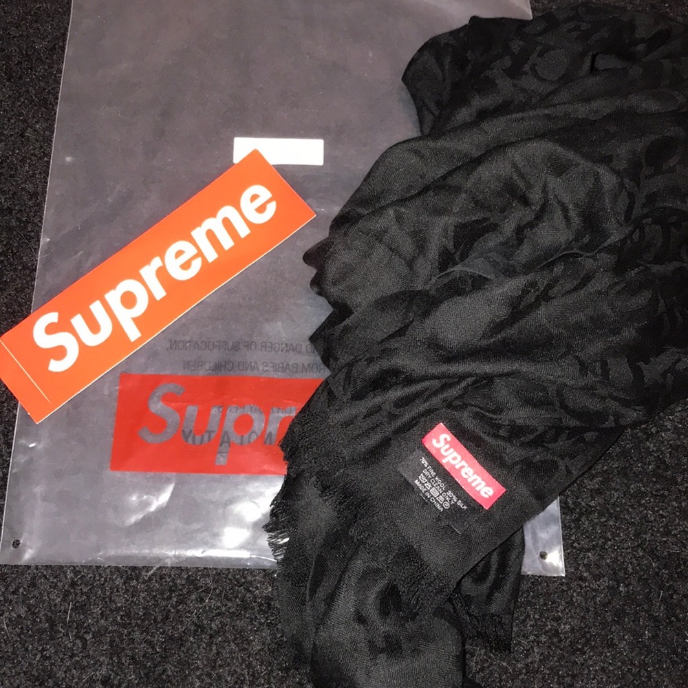 Supreme cashmere scarf & sticker